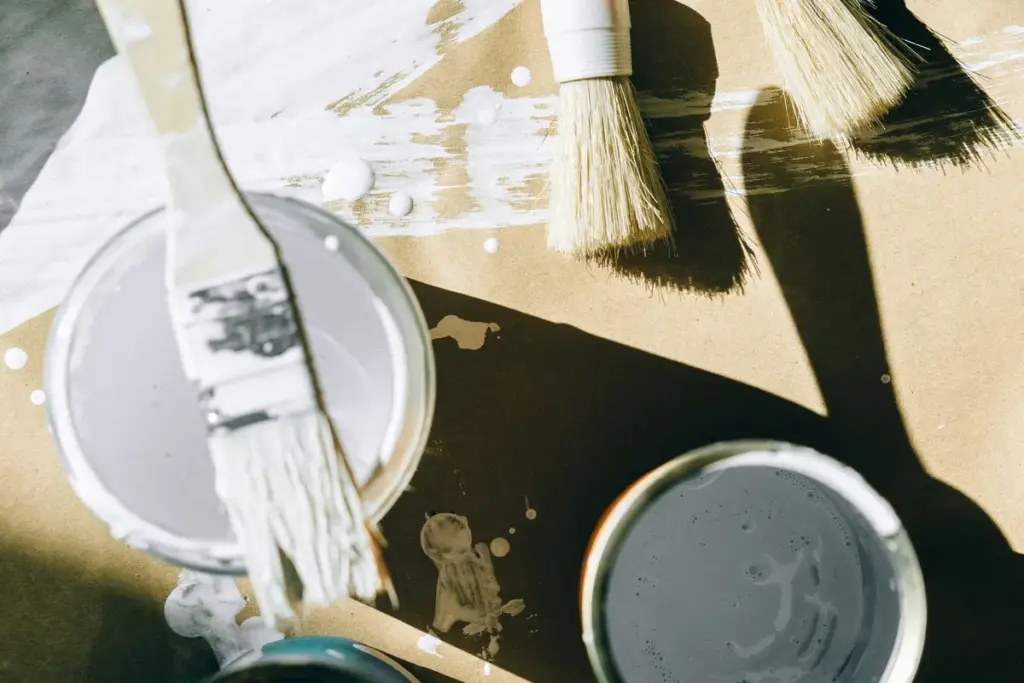 Botes de pintura usados que se llevan al punto limpio