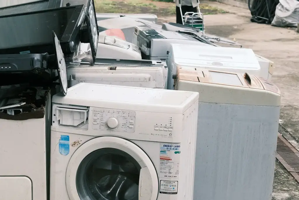 Lavadoras y otros electrodomésticos viejos amontonados para su reciclaje