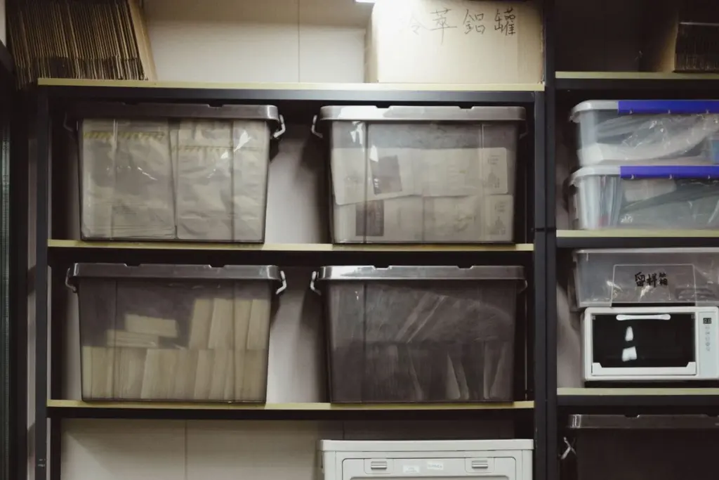 Estanterías metálicas con cajas de almacenaje de plástico ordenadas