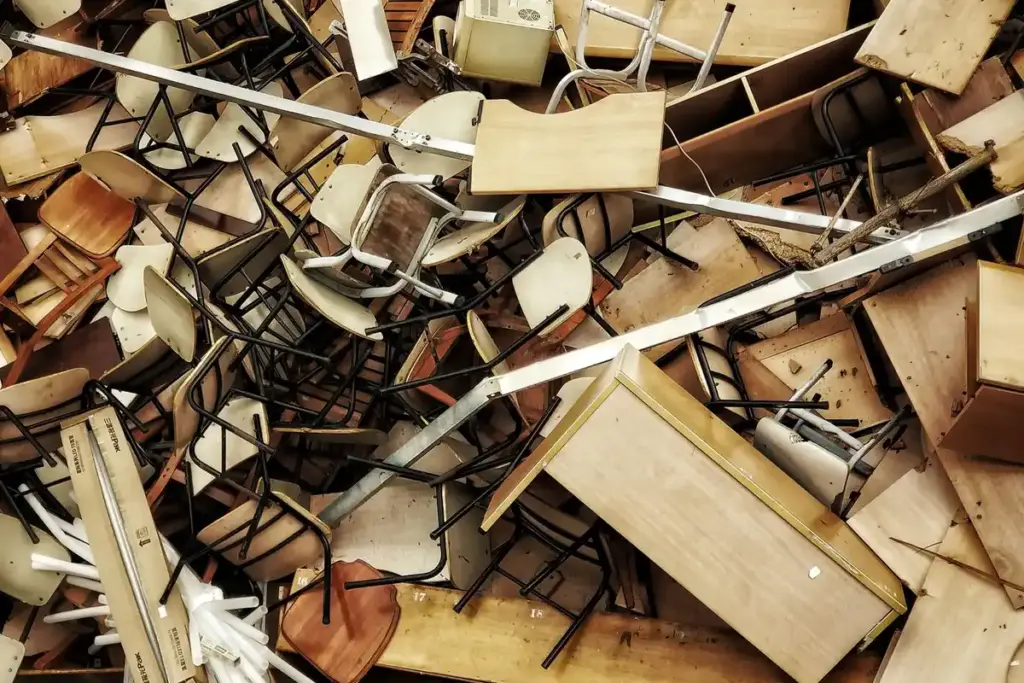 Montón de sillas y muebles de madera desechados