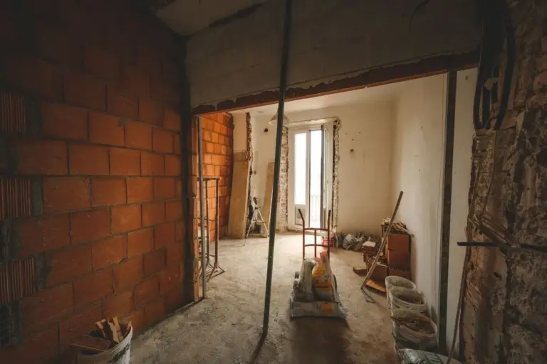 Vivienda en plena reforma con tabiques de ladrillo, sacos y materiales de obra